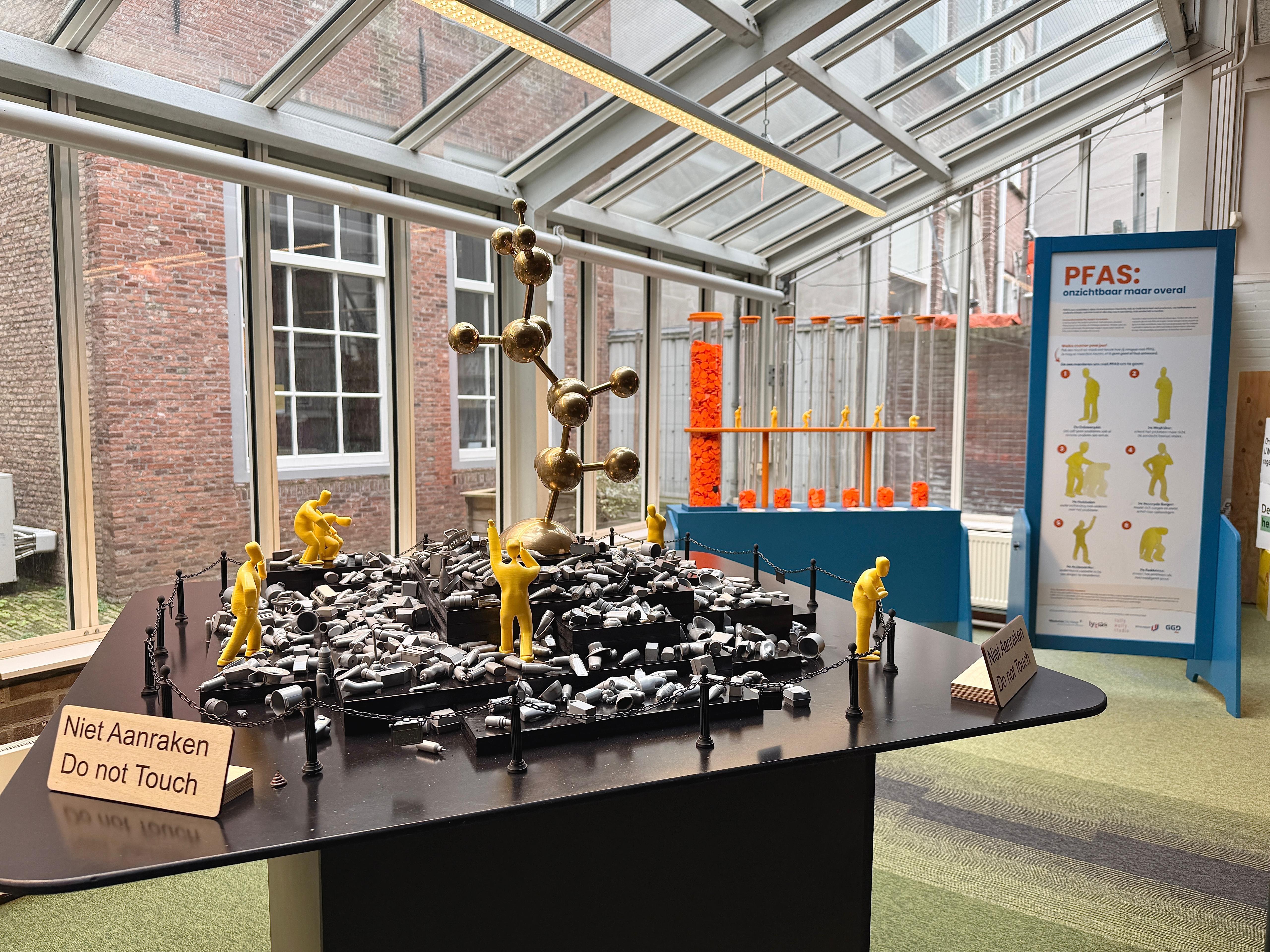 PFAS-expositie in de Stadsbibliotheek Dordrecht geopend: kunst, kennis en gesprek komen samen